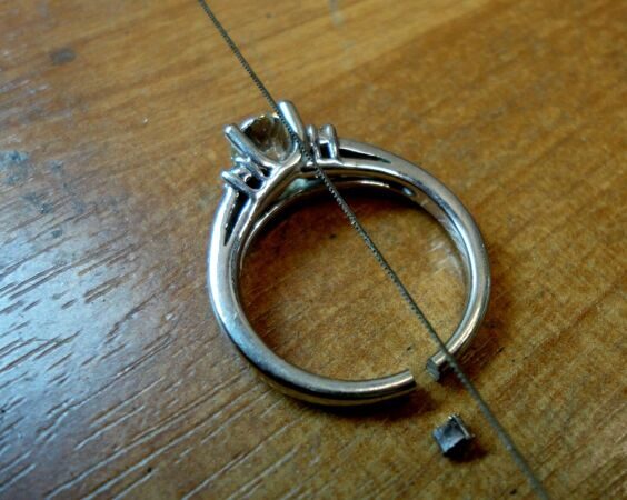 Ли уменьшить золотое кольцо. Серебряная вставка для уменьшения размера кольца. Уменьшение размера кольца. Уменьшение размера кольца с камнем. Усиленные кольца.